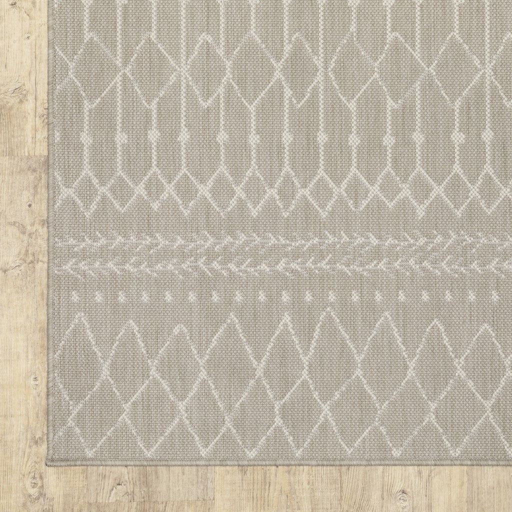 5' X 7' Gray and Ivory Indoor Outdoor Area Rug