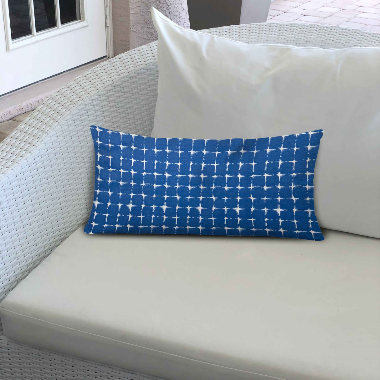 14" X 24" Blue And White Zippered Gingham Lumbar Indoor Outdoor Pillow Cover