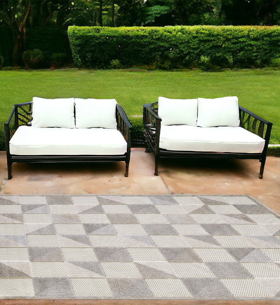 7' X 9' Gray Geometric Stain Resistant Indoor Outdoor Area Rug