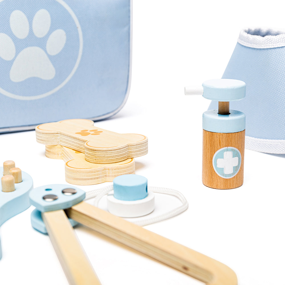 Veterinary Set by Bigjigs Toys US